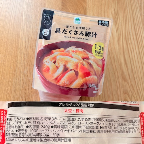 ファミマル 一番だしを使用した 具だくさん豚汁のパッケージと原材料欄の写真