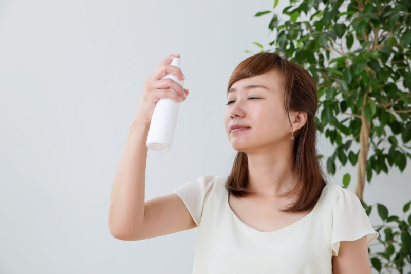 スプレー化粧水をかける女性