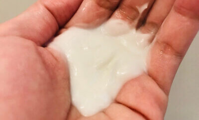 ハナオーガニックトリートメントを手に取ったところ