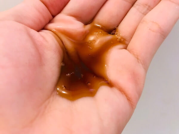 L&Rシャンプー Nを手に取ったところ