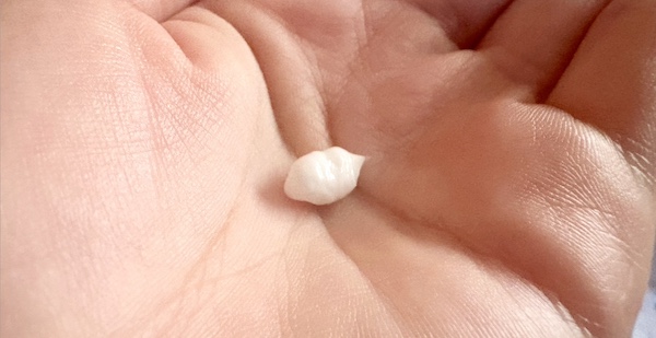 エトヴォスのお試しセットのモイスチャライジングクリームを手に取ったところ