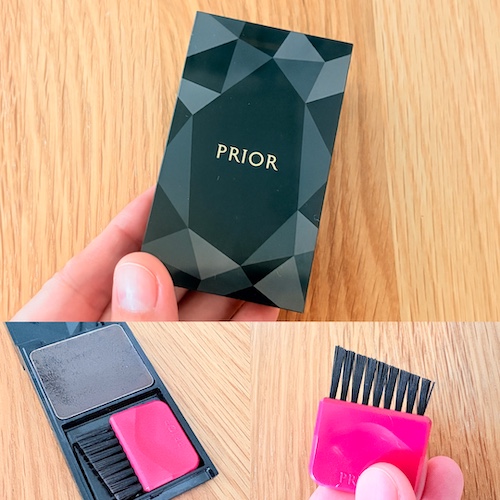 資生堂プリオールのヘアファンデーションのパッケージと中身のヘアブラシの写真