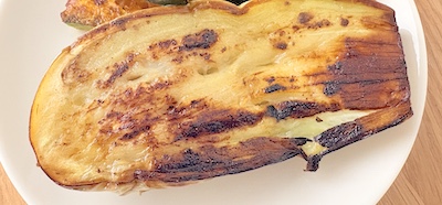 らでぃっしゅぼーやのお試しセットに入っていた白なすを焼いてステーキにした写真